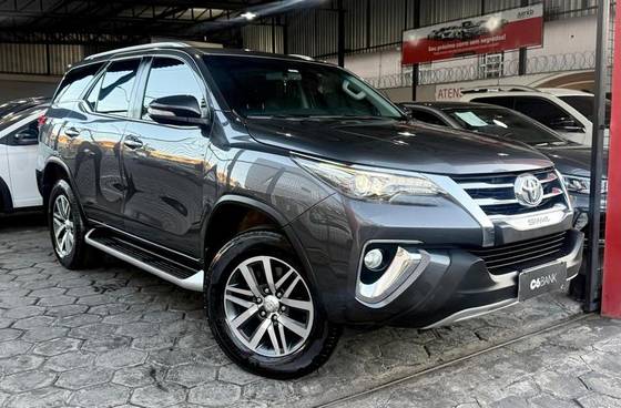 TOYOTA HILUX SW4 2.8 SRX 4X4 7 LUGARES 16V TURBO INTERCOOLER DIESEL 4P AUTOMÁTICO TOYOTA HILUX SW4 2.8 SRX 4X4 7 LUGARES 16V TURBO INTERCOOLER DIESEL 4P AUTOMÁTICO